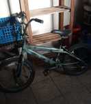 Bicicleta BMX a andar e fazer manobras