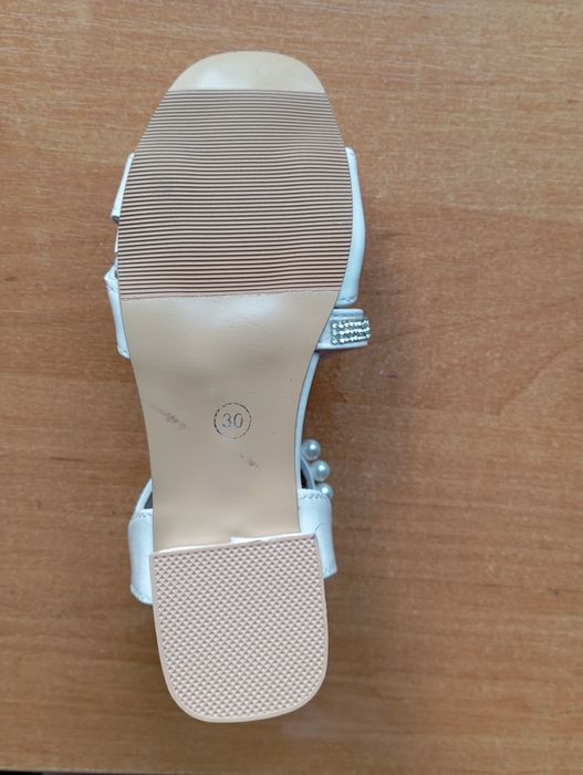 Продам детские босоножки