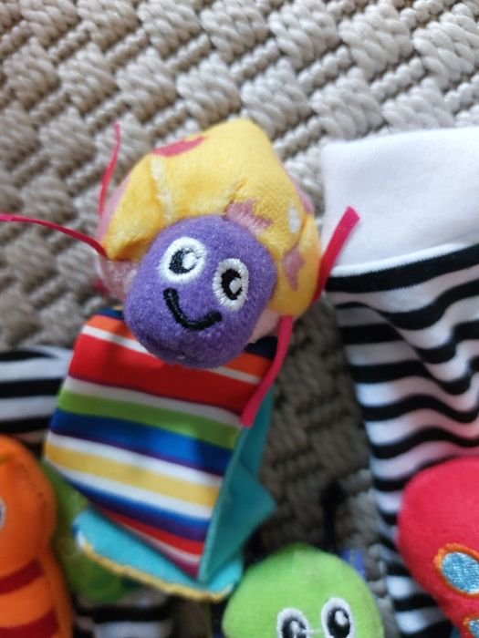 Meias e chocalhos montessori