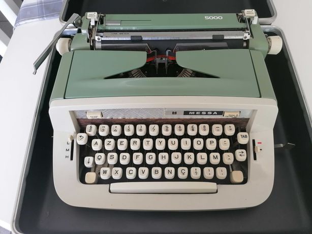 Máquina de escrever messa antiga