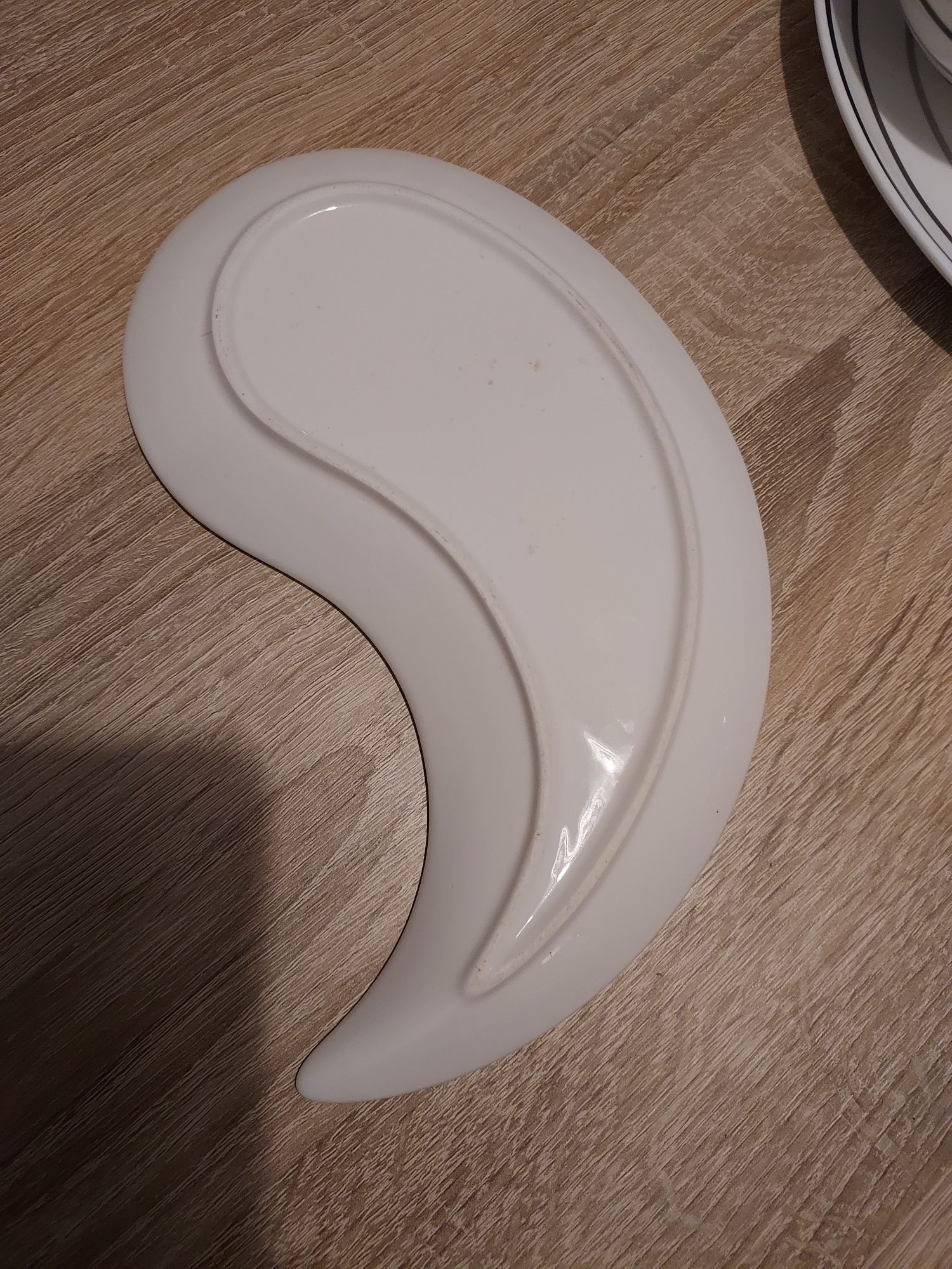 Talerzyk spodek w kształcie łezki mantry do zestawu lipton porcelana