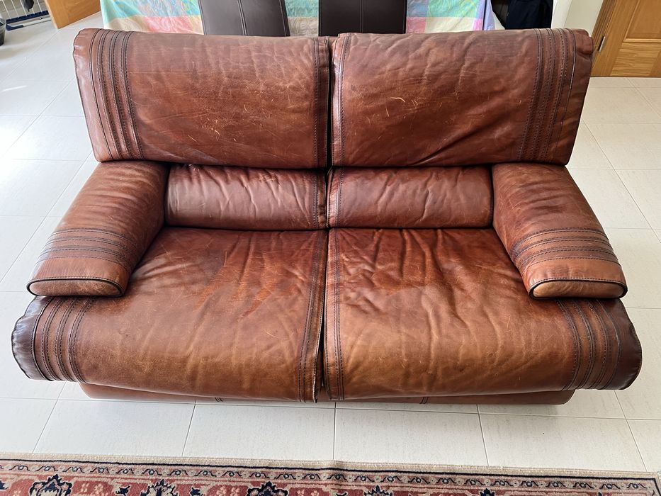 Sofá de dois Lugares em Couro Pele de Bufalo