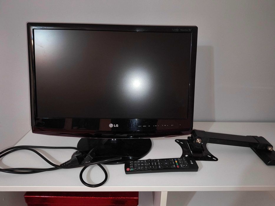 Telewizor / monitor LG 21 cali z pilotem , kablem i  uchwytem sciennym