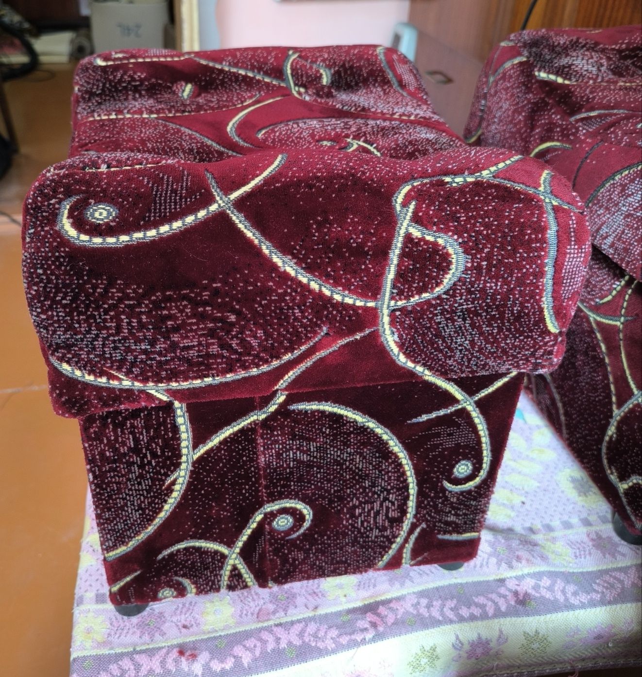 Продам пару пуфіків)