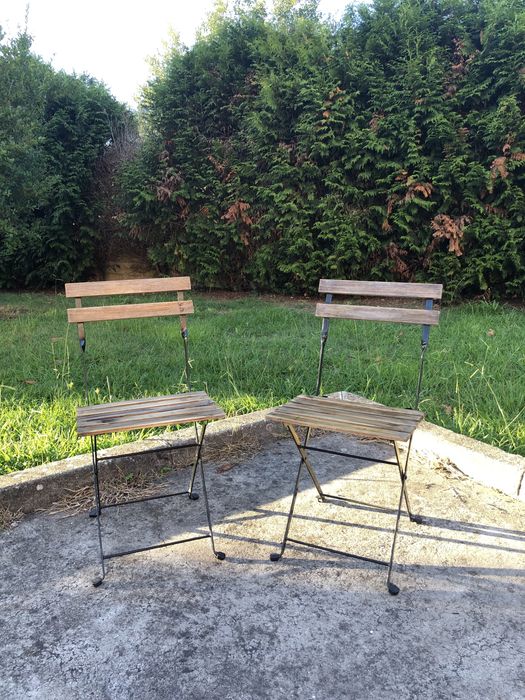 Cadeiras e mesa de esplanada