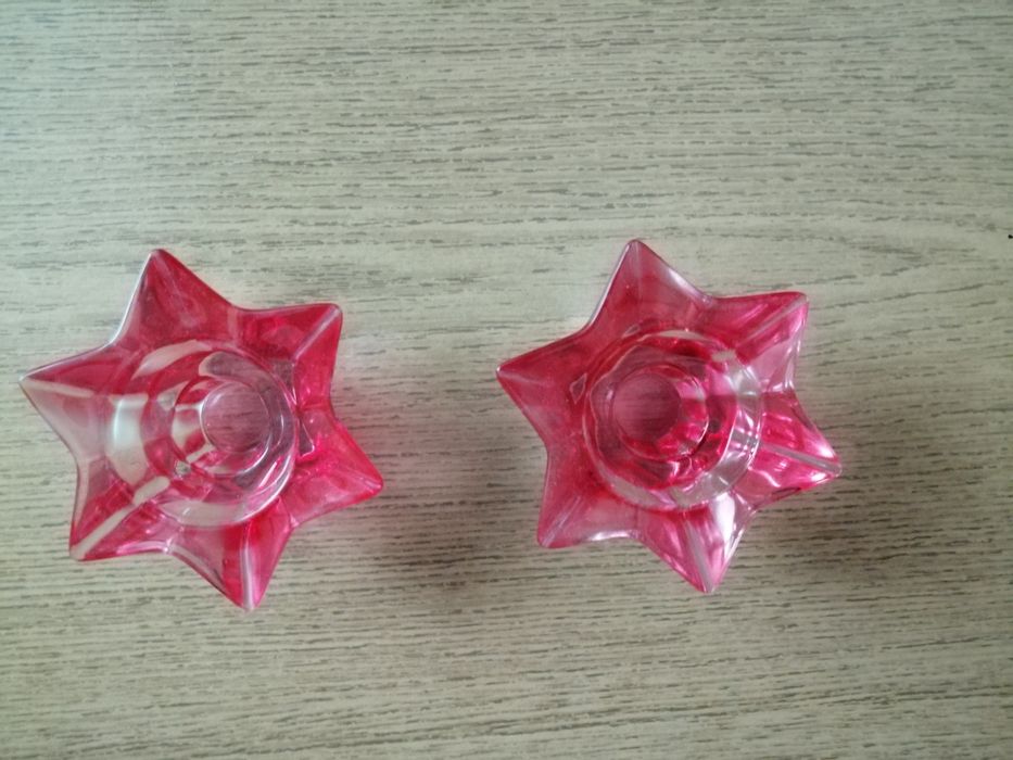 Dwa świeczniki, szkło kolorowe.