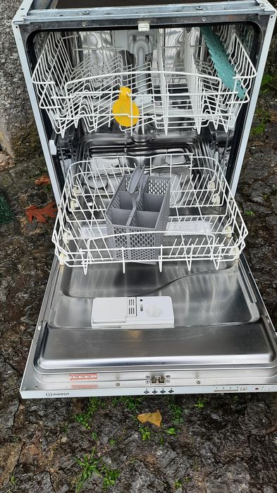 Máquina de levar loiça. Da Indesit. Para encastrar. A funcionar bem