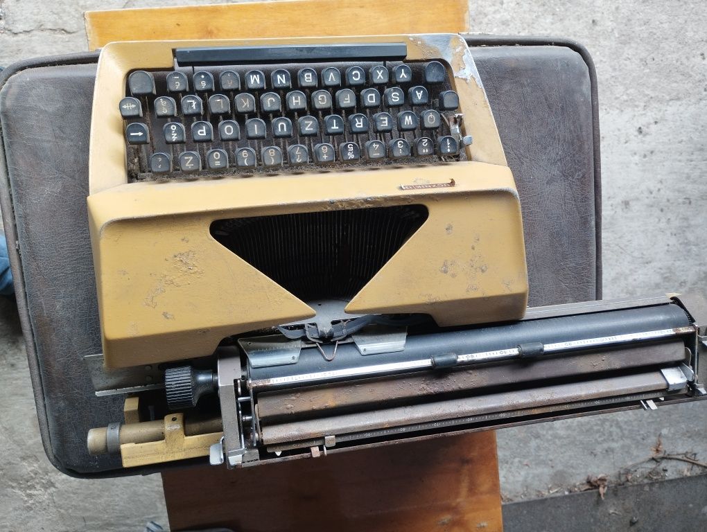 Maszyna do pisania łucznik 130 PRL