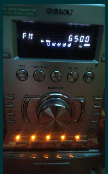 Sony CMT-HP7 - Музыкальный Центр, две колонки
С пультом управления ДУ