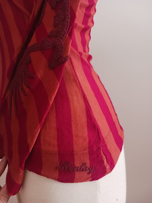 Blusa vermelha e laranja da Replay