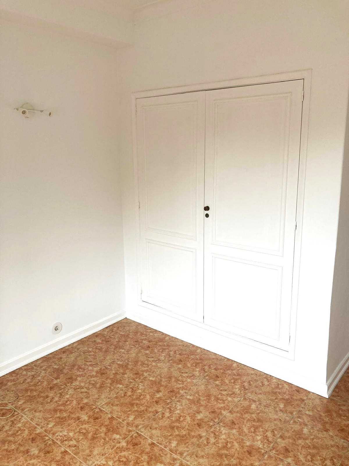 CELAS, T 2, Av. Afonso Henriques, junto Liceu J. Falcão, Disponível