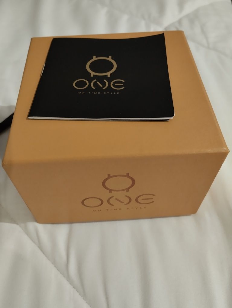 Relógio One original com brilhantes. Ótimo estado