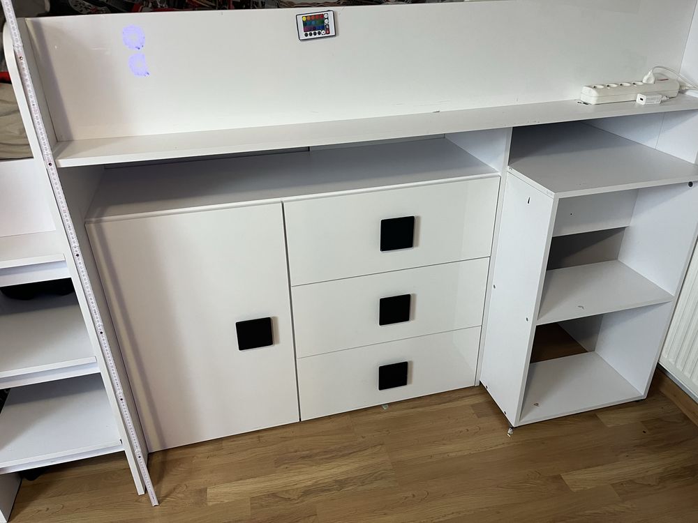 Łóżko z szufladami, szafką i wysuwanym  biurkiem