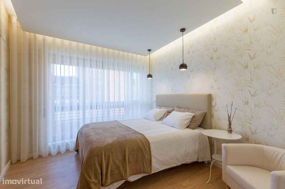 93355 - Quarto com cama de casal, com casa de...