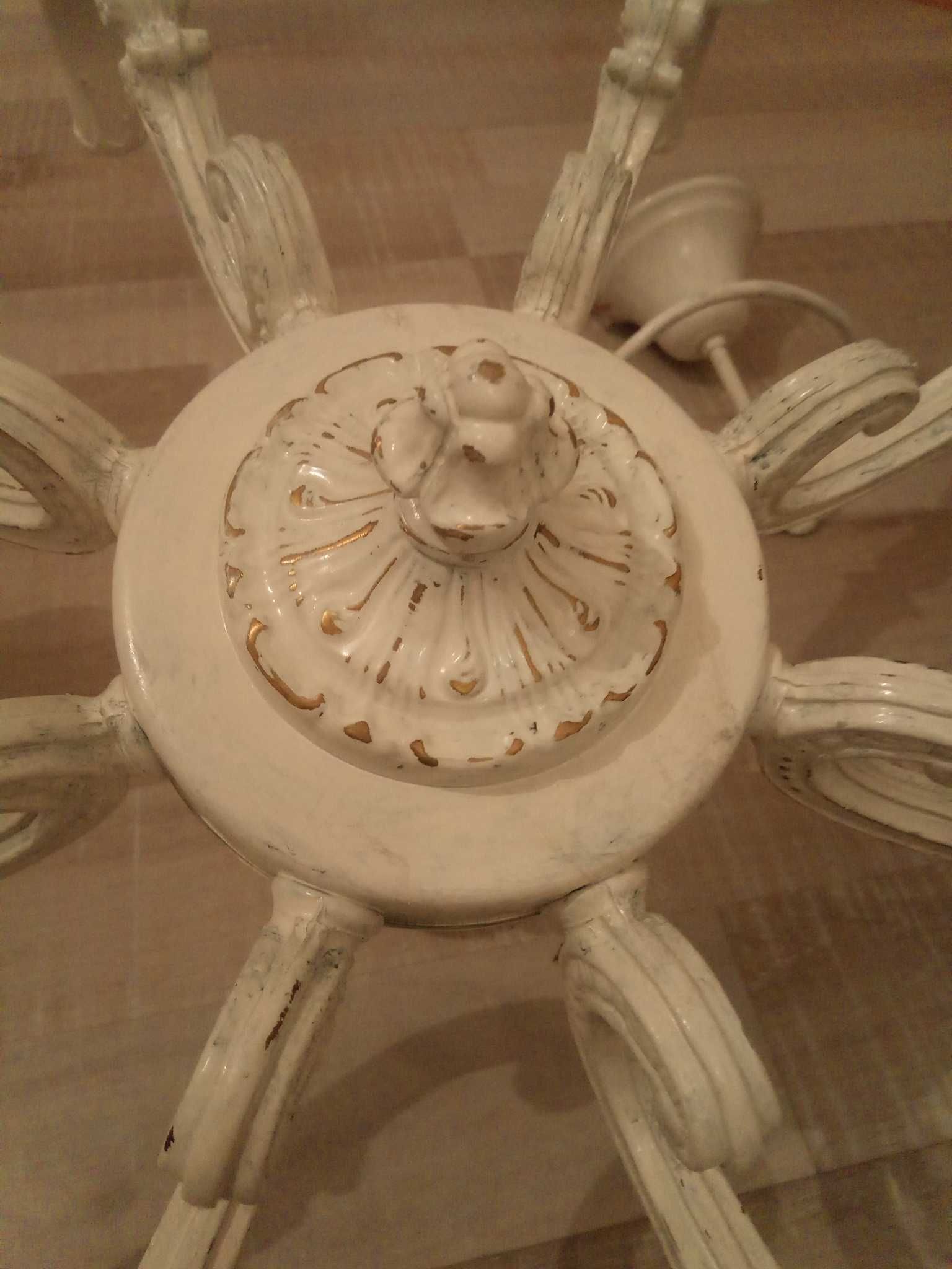 Zabytkowy mosiężny żyrandol