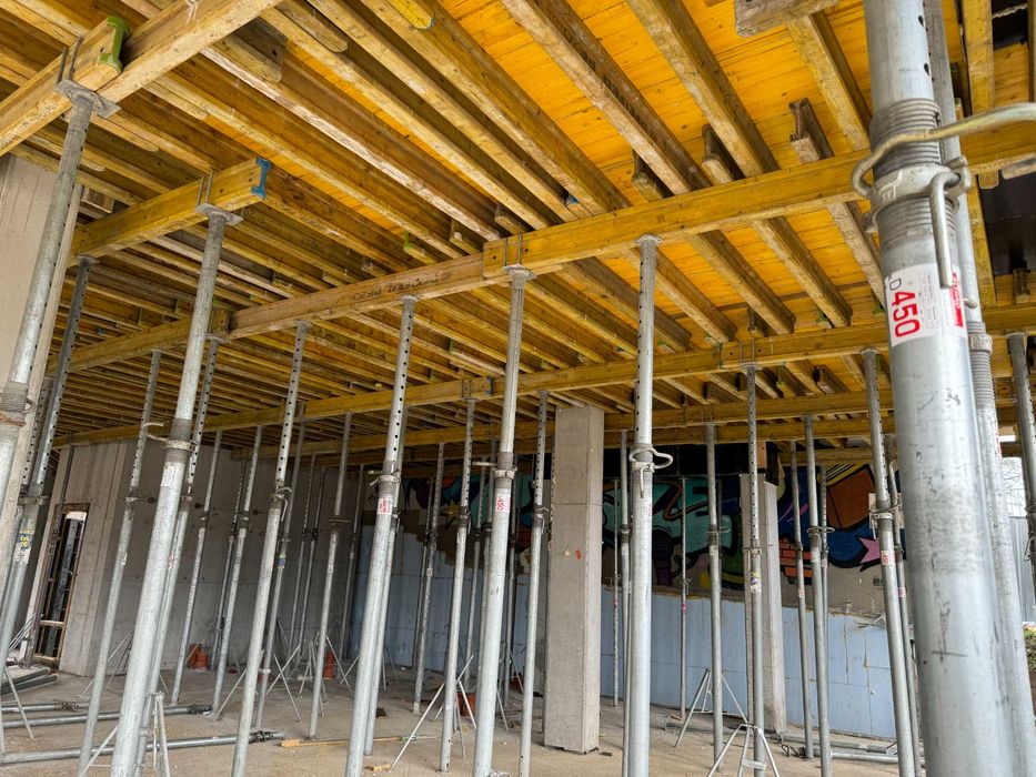 Wynajem sprzedaż szalunków rusztowań podnośników kontenerów ogrodzeń