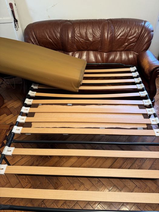 Sofá cama em pele e mogno