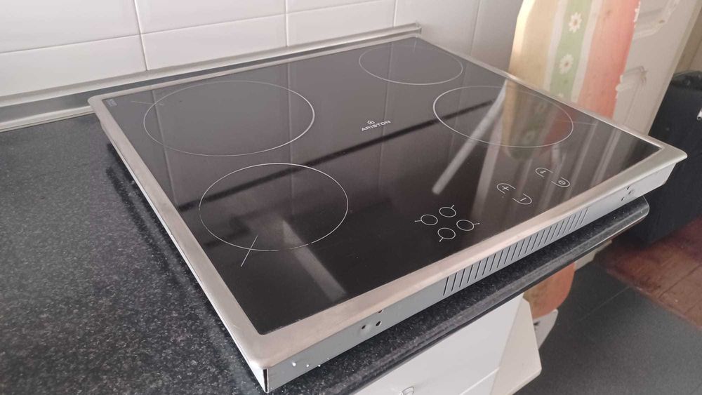 Placa vitrocerâmica pouco uso com avaria eletrónica