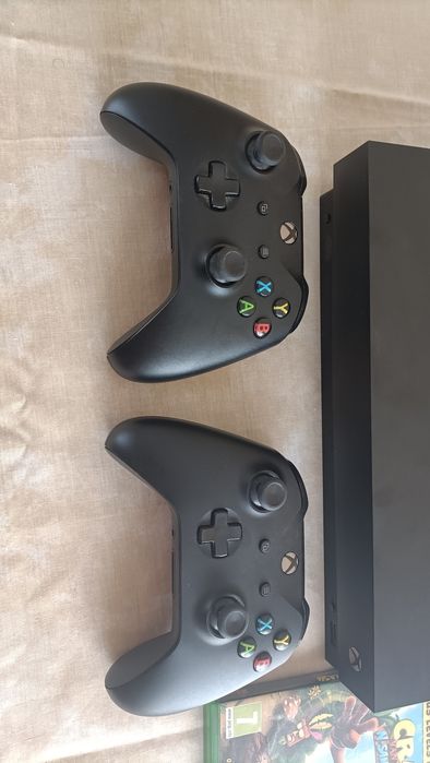 XBOX ONE X - 1TB - 8 Jogos