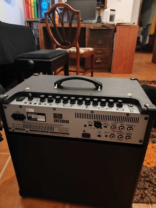 Boss Katana-110 Bass e BOSS GA-FC Pedaleira