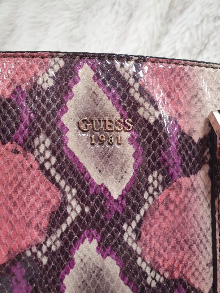 Torebka kuferek Guess
