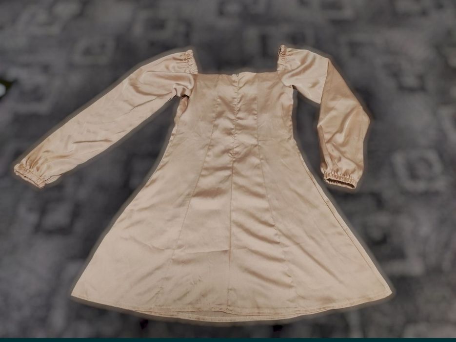 Лёгкое шёлковое приталенное бежевое платье