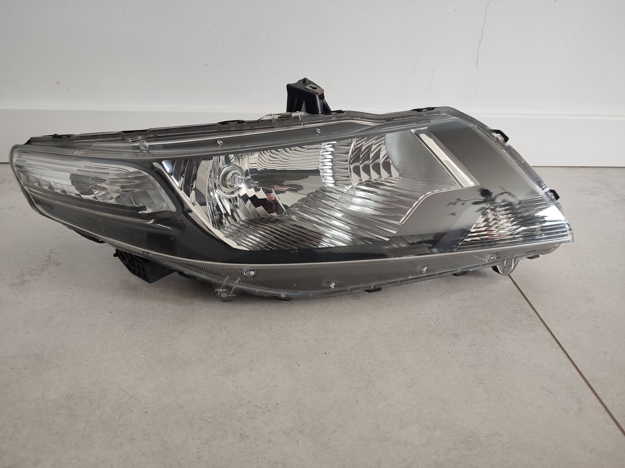 Lampa Reflektor Prawy Przód Honda CITY 09r+  Oryginał