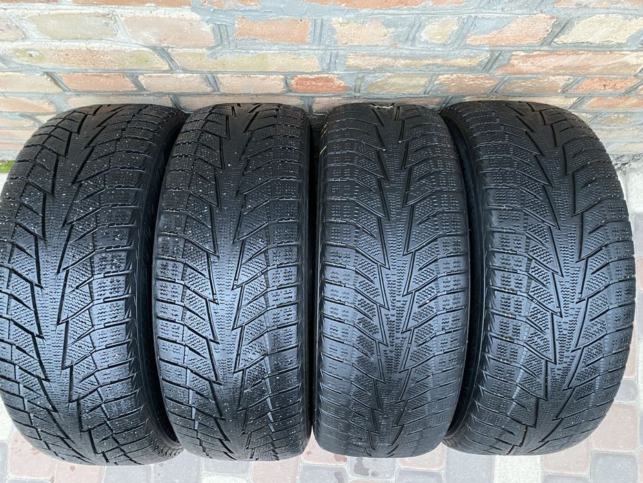 Зимові шини 215/55 R17 Hankook Winter I*Cept iZ2 98T 4ШТ.