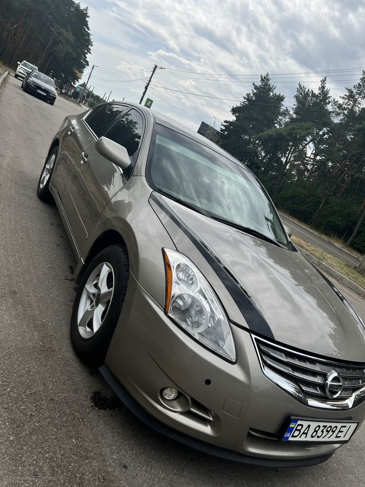 Nissan altima 2011 року