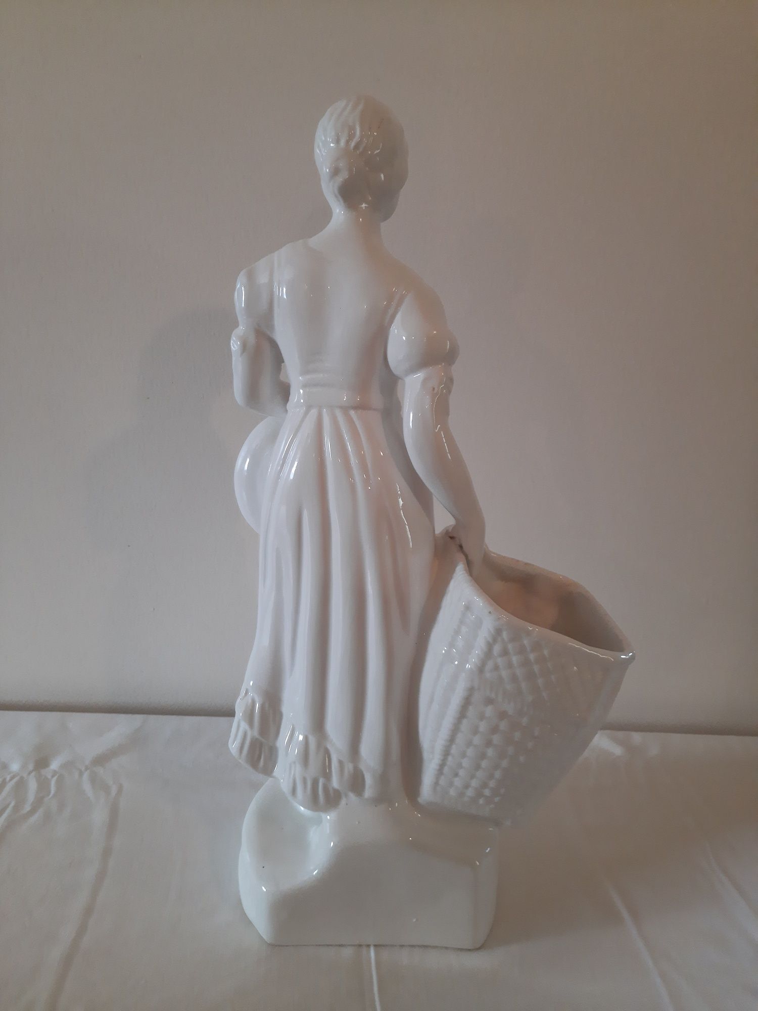 Boneca em cerâmica com floreira
