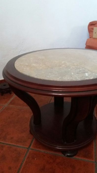 Mesa em madeira com tampo em mármore, redonda - excelente estado