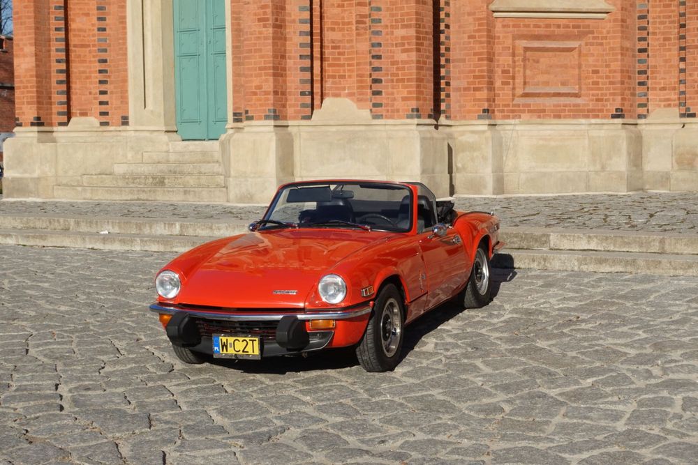 Triumph Spitfire - wynajem zabytkowego auta do ślubu. [Ford Mustang]