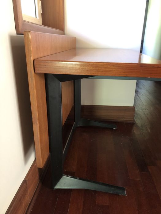 Mesa de madeira com forte estrutura de aço.