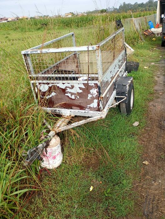 Reboque  para andar atrás do carro