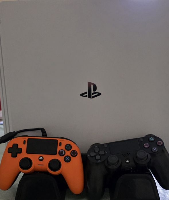 Playstation 4 c base de arrefecimento e 2 comandos