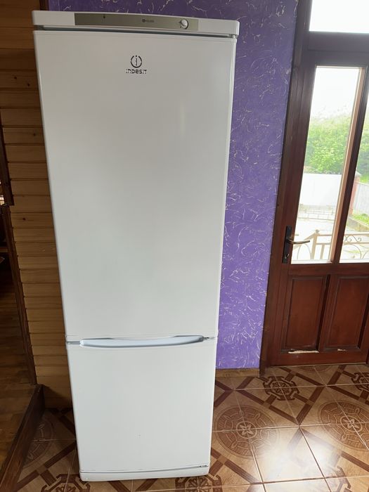 Продам холодильник indesit