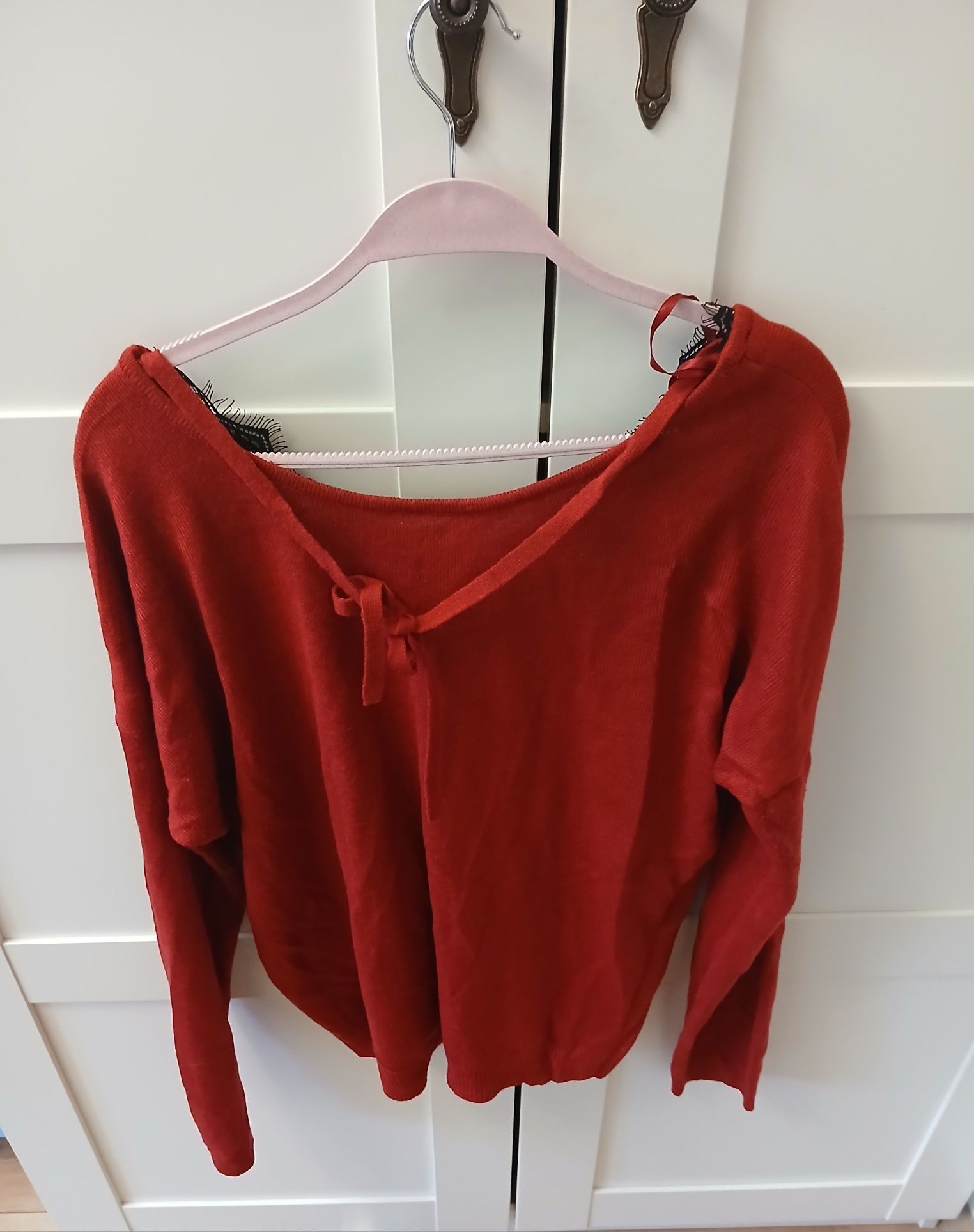 Czerwony sweter z koronką