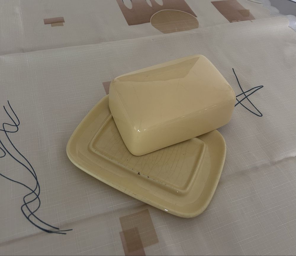 Manteigueira amarela de cerâmica