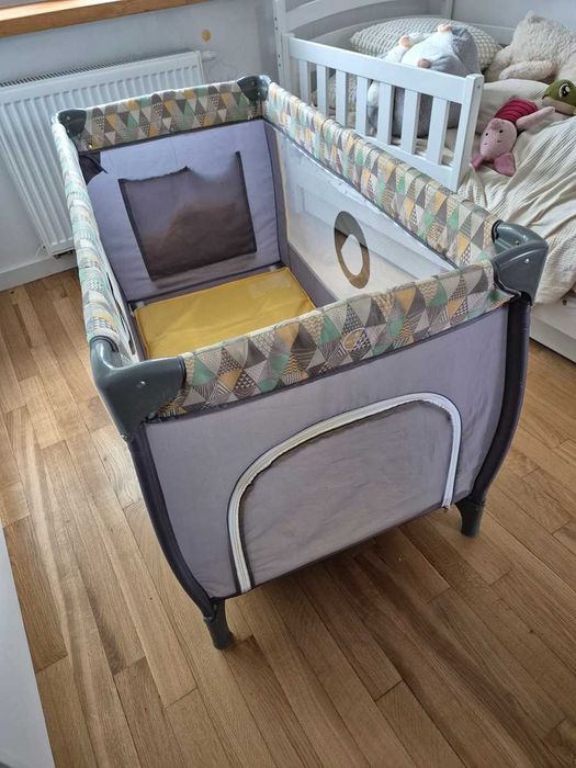 Łóżeczko turystyczne Lionello używane - dobry stan, dodatki