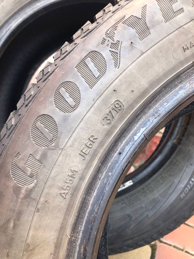 Goodyear UltraGrip Ice 2 215 60 R16 99T