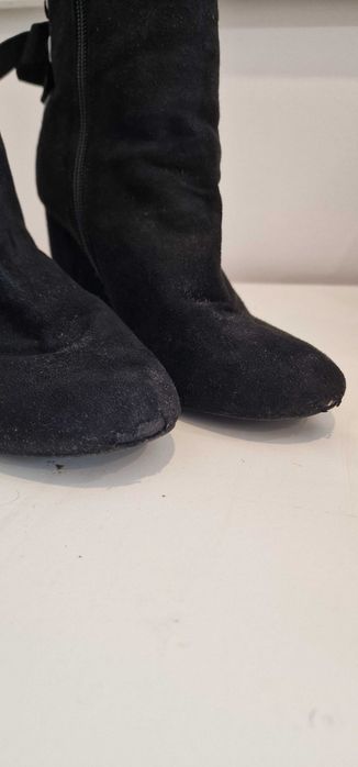 Botas de senhora usadas com pequeno defeito