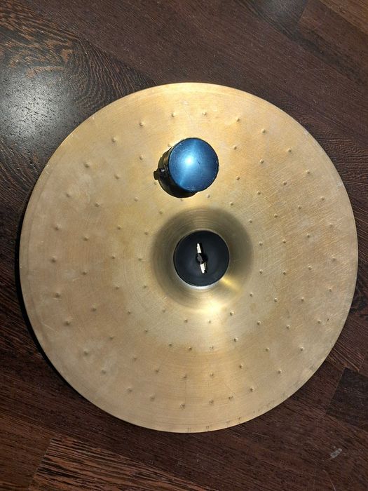 Zestaw elektronicznych blach perkusyjnych.