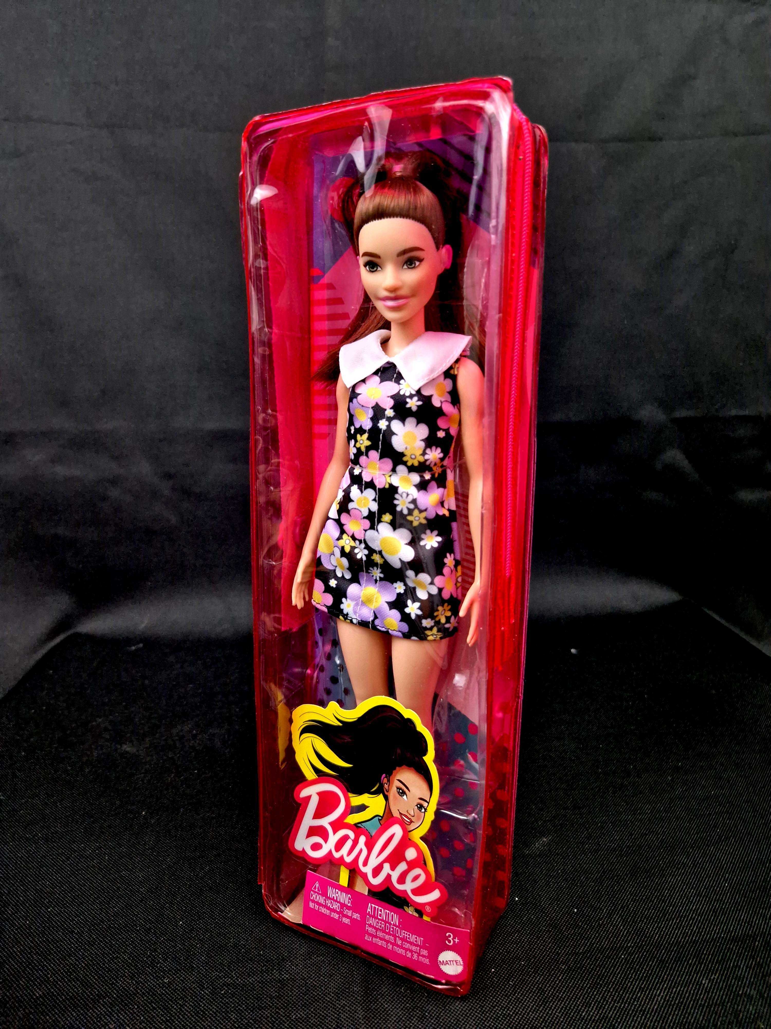 Lalka Barbie w Różowym opakowaniu na zamek Czarna