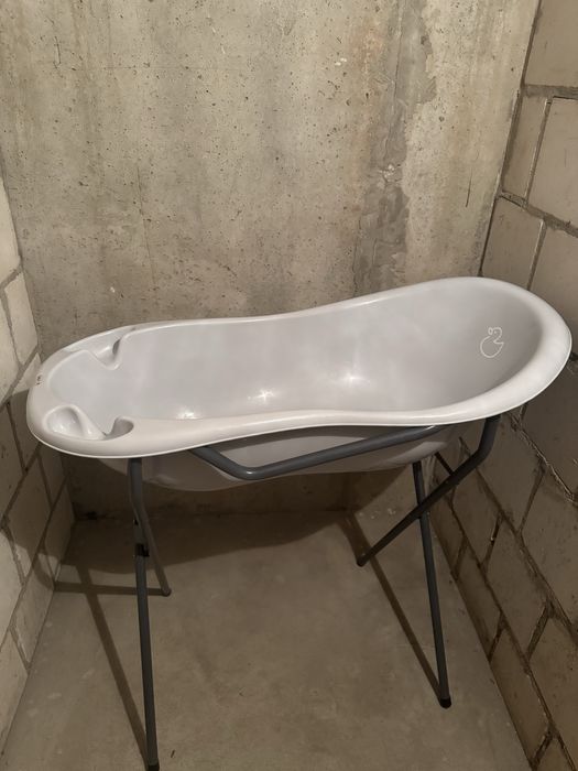 Wanienka ze stelażem do kąpieli niemowlęcia