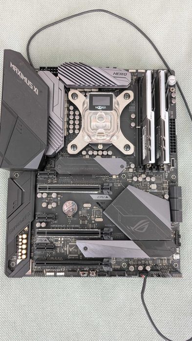 Intel i7-9700K (OC 5GHz)/ MB AsusHeroXI/ 16GB Ram/ WaterBlock/ Extras