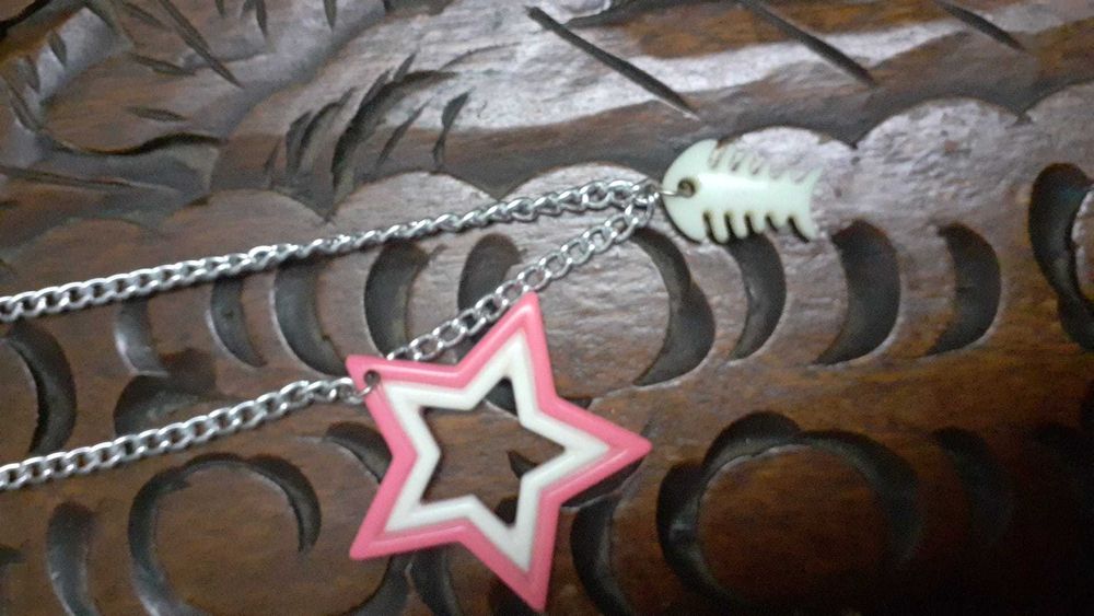 Colares de metal e plástico