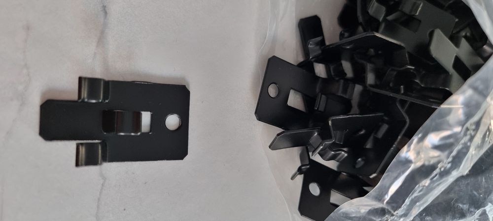 Klipsy montażowe metalowe deska kompozytowa montaż ukryty 70szt.