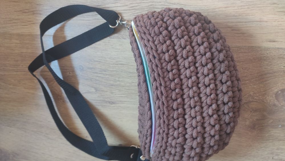 Brązowa saszetka nerka