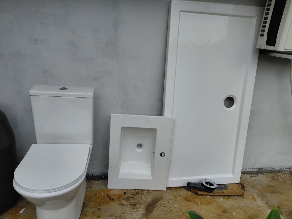 lavatório (ou pia) e uma base de duche