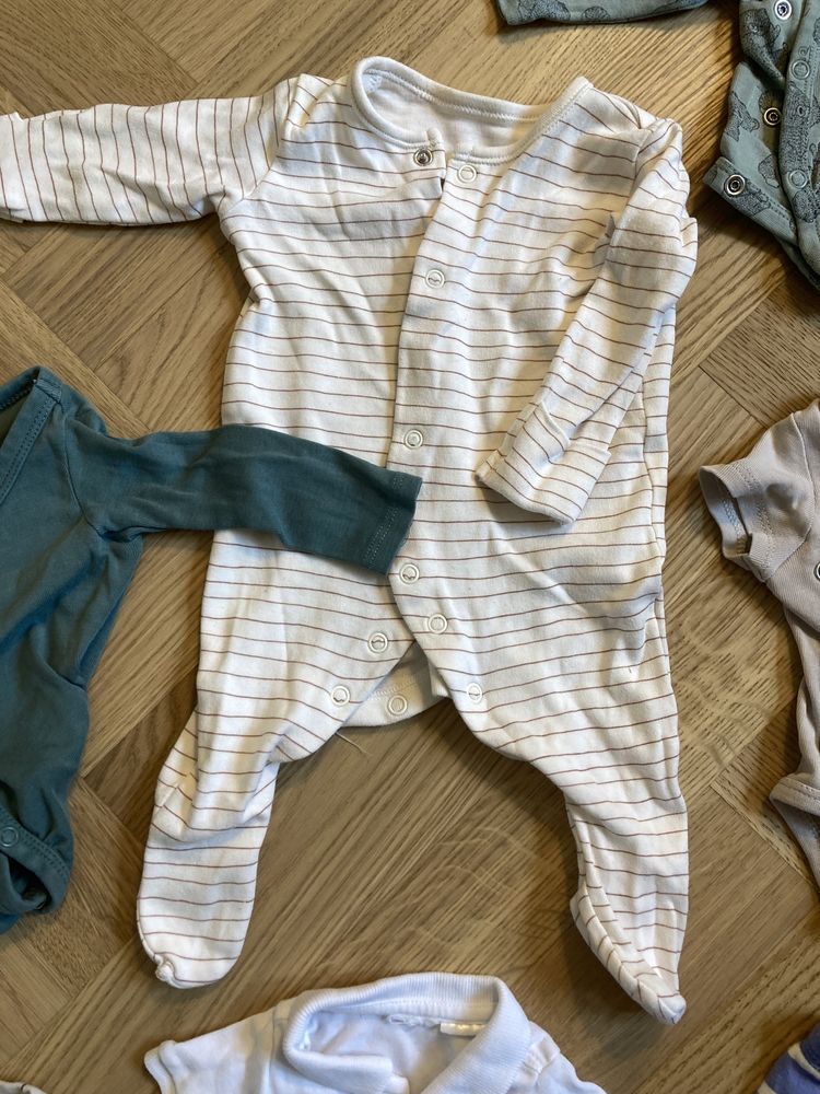 Zestaw ubrań dla niemowlaka śpiochy body